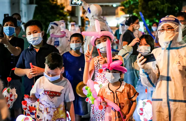 Giữa mùa dịch, một cái Tết Trung thu vẫn được các y, bác sĩ tại Bệnh viện Trưng Vương (quận 10 cũ) chuẩn bị cho các bệnh nhi nhỏ tuổi. Những chiếc lồng đèn giấy đơn sơ và phần quà nhỏ cho những đứa trẻ đang kẹt lại nơi điều trị, làm ấm áp, xoa dịu nỗi đau bệnh tật và mang lại nụ cười hiếm hoi - Ảnh: CHÂU TUẤN