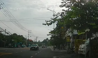 Xe chở rác bất ngờ húc ngã xe máy rồi phóng đi