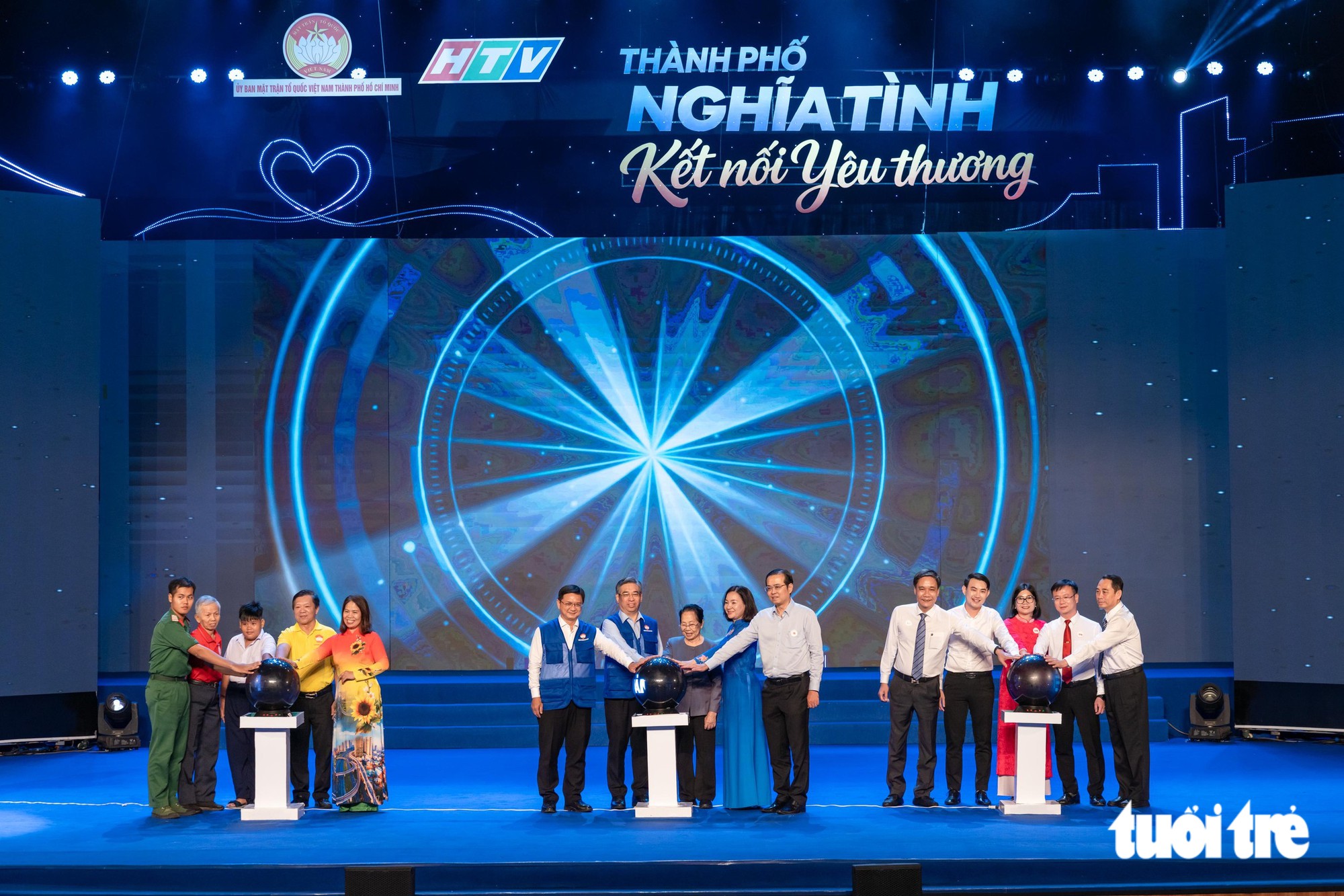 Các đại biểu thực hiện nghi thức khởi động tháng cao điểm “Vì người nghèo" - Ảnh: VĂN TRUNG