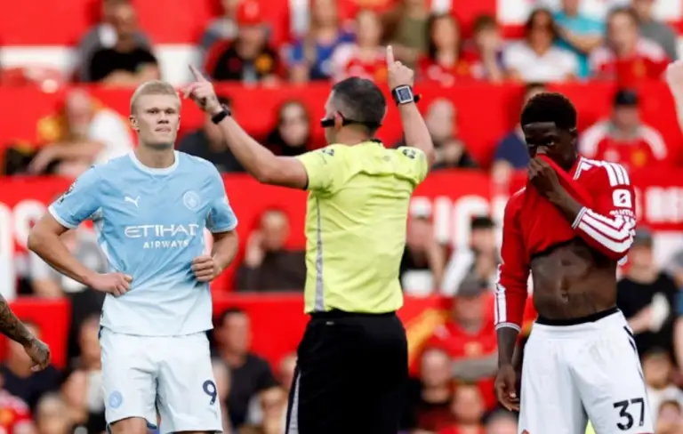 Trọng tài chính Michael Oliver quyết định công nhận bàn thắng của Erling Haaland trong trận Man Utd – Man City trên sân Old Trafford, Manchester, Anh ngày 13/9/2026. Ảnh: Reuters