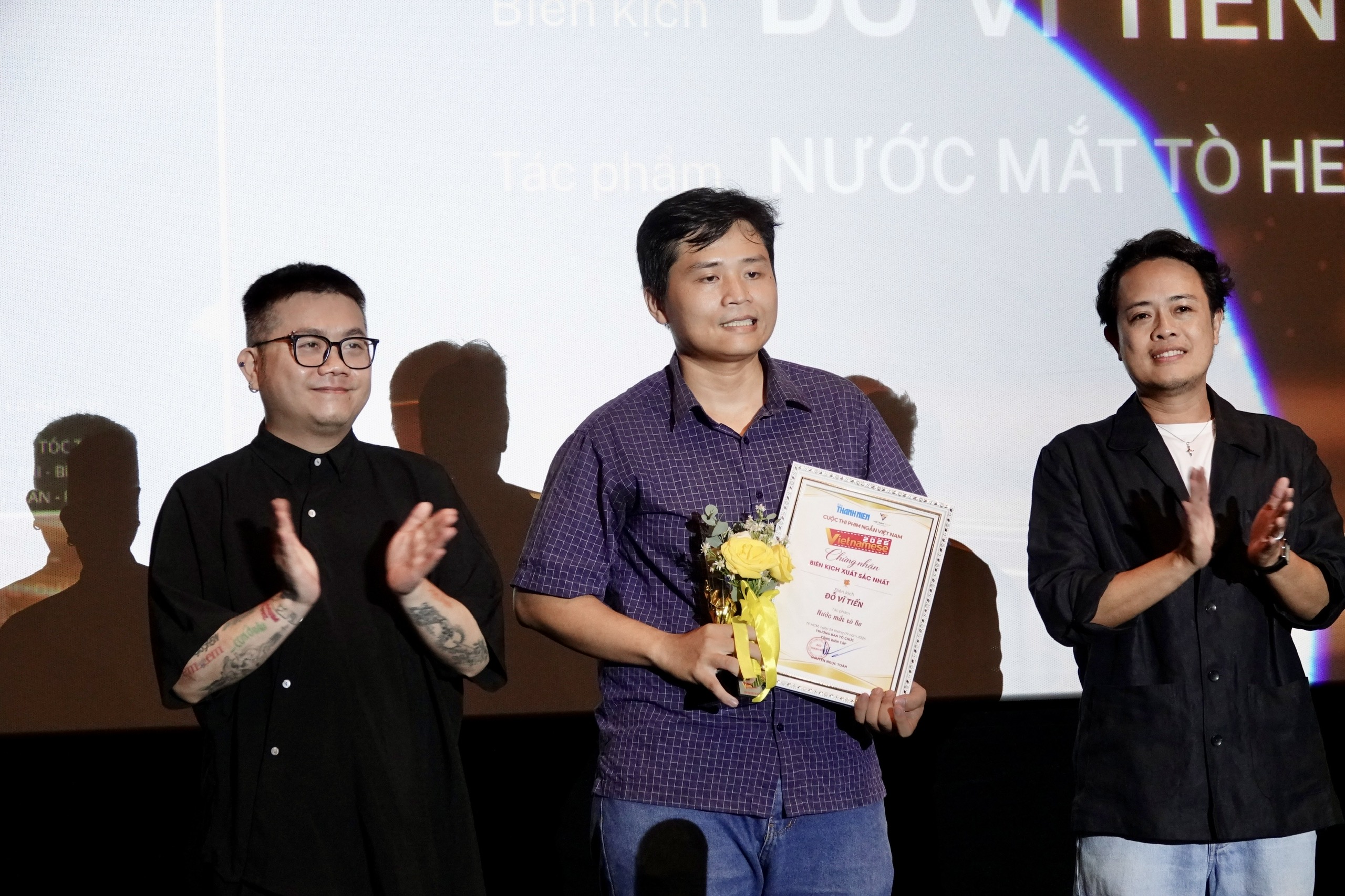Đỗ Vĩ Tiến nhận giải Biên kịch xuất sắc nhất và giải thưởng Galaxy Cinema qua phim Nước mắt tò he - Ảnh: T.T.D.