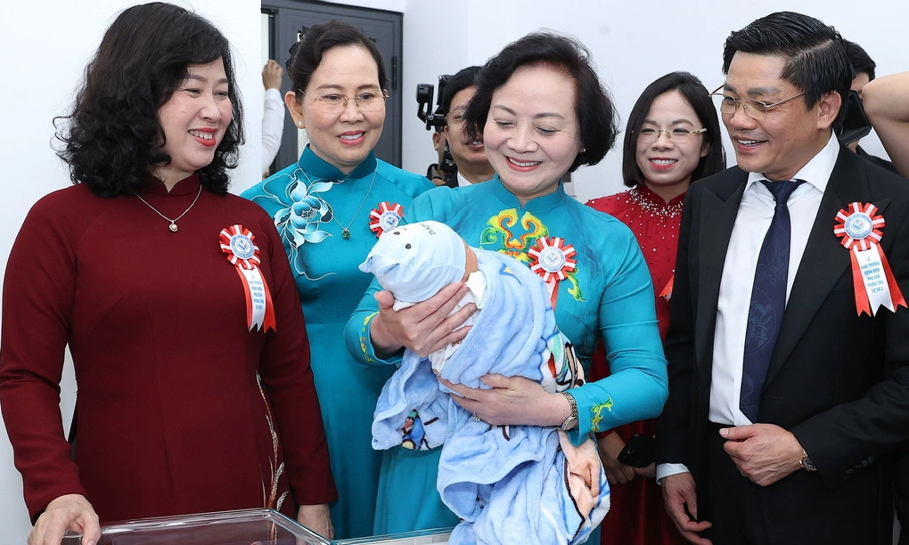 Phó thủ tướng Phạm Thị Thanh Trà (giữa) thăm trẻ sơ sinh chào đời tại bệnh viện. Ảnh: Na Lê