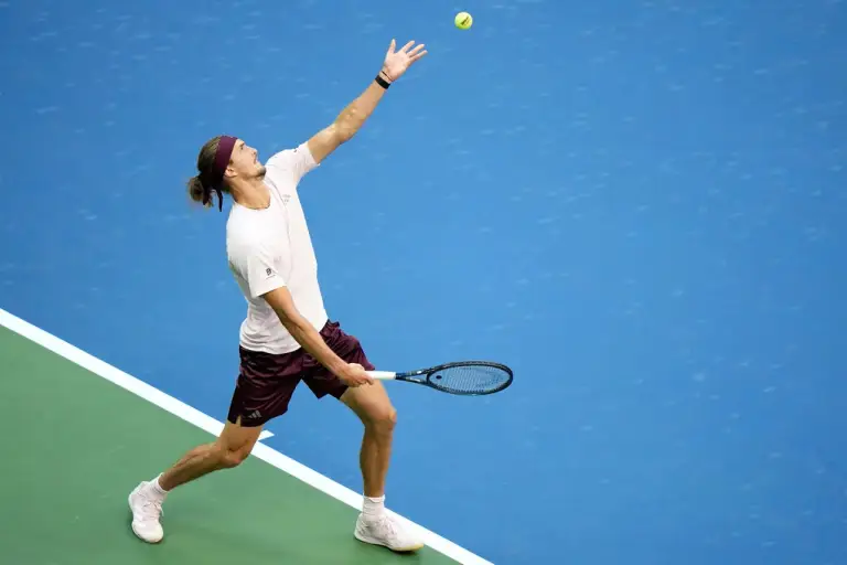 Zverev giao bóng trong trận chung kết đơn nam Mỹ Mở rộng tại sân Arthur Ashe, thuộc Trung tâm Quần vợt Quốc gia Billie Jean King ở Flushing Meadows, New York, ngày 13/9/2026. Ảnh: AP