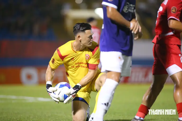 Tuy nhiên, Lê Giang Patrik luôn làm tốt nhiệm vụ. Thủ môn xuất sắc nhất ASEAN Cup 2026 làm chủ không gian gần như hoàn hảo