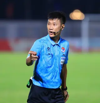 Trọng tài chính Nguyễn Mạnh Hải trong trận Bắc Ninh thắng HAGL 1-0 ở vòng 6 V-League 2026-2027. Ảnh: VPF