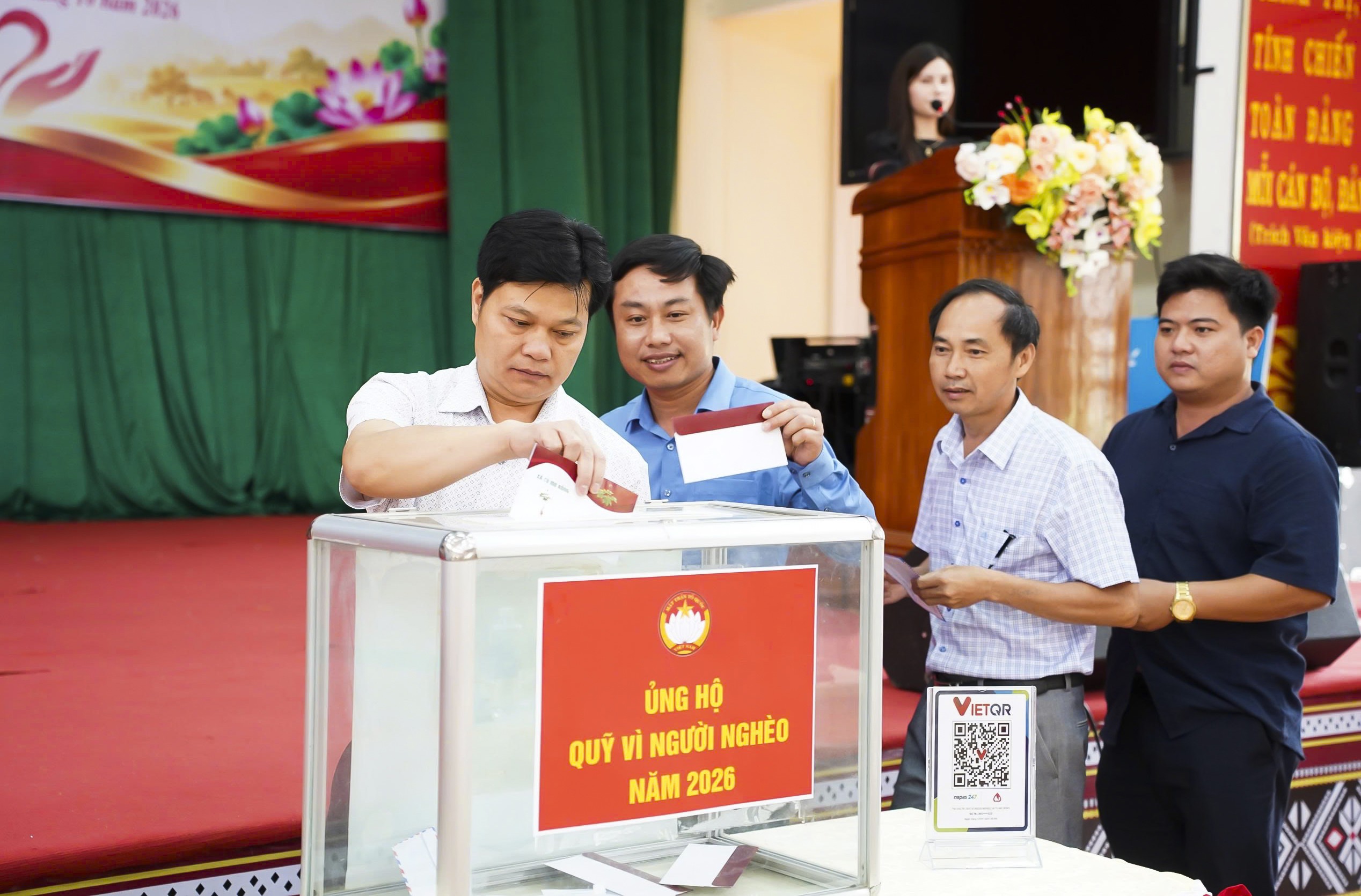 Đảng viên xã Tu Mơ Rông (Quảng Ngãi) ủng hộ tại lễ phát động chương trình