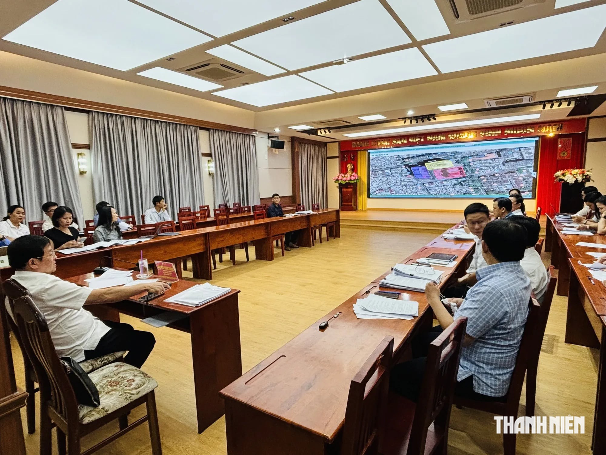 Ông Nguyễn Toàn Thắng họp tổ công tác cấp sổ hồng cho người mua nhà