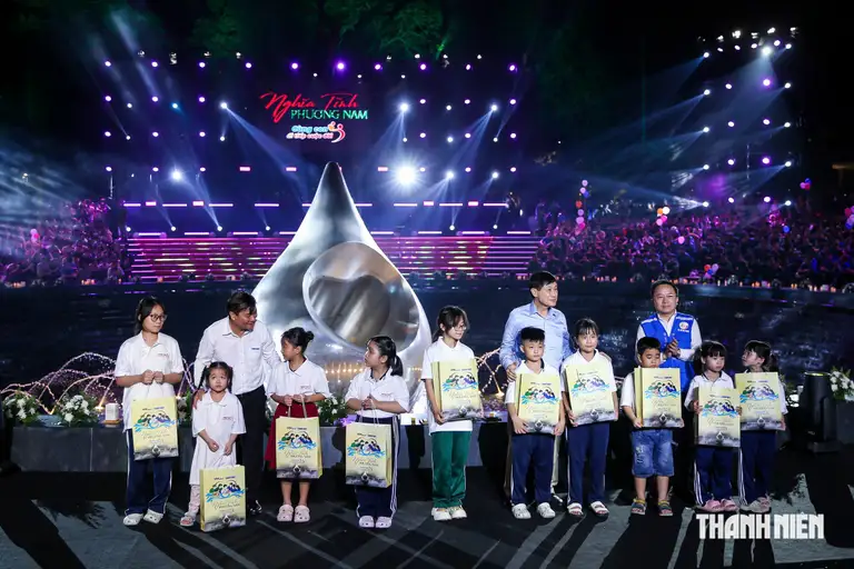 Nhà báo Nguyễn Ngọc Toàn, Tổng biên tập Báo Thanh Niên ; nhà báo Từ Lương, Giám đốc VTV Nam Bộ và ông Johnathan Hạnh Nguyễn trao quà đến trẻ
