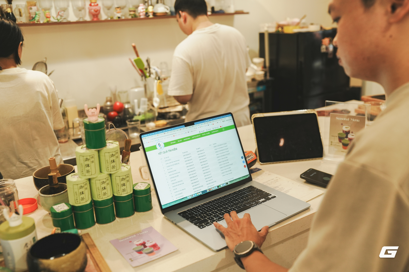 Chủ một quán cafe đang tìm hiểu quy định về bản quyền nhạc - Ảnh: Thế Duyệt