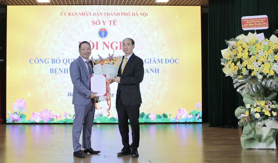 Ông Nguyễn Đình Hưng, Phó Giám đốc phụ trách Sở Y tế Hà Nội (bên phải ảnh) chúc mừng tân Giám đốc BVĐK Đông Anh. Ảnh: BVCC.