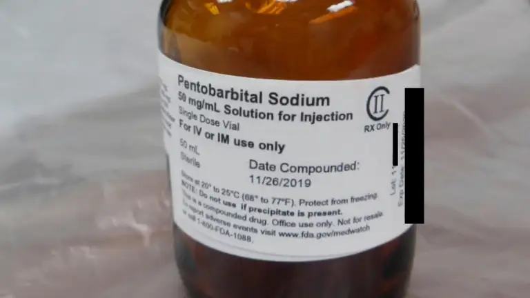 Bức ảnh do Bộ Tư pháp Mỹ cung cấp cho thấy một lọ thuốc pentobarbital được sử dụng trong các vụ hành quyết hai tù nhân vào tháng 7-2020 - Ảnh: AP