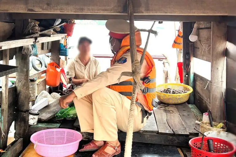 Một ghe thuyền sử dụng máy kích điện để đánh bắt cá bị lực lượng CSGT đường thủy phát hiện