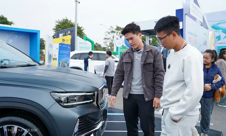 Người dùng tìm hiểu một mẫu xe Trung Quốc tại Vietnam Mobility Show 2025. Ảnh: Minh Quân