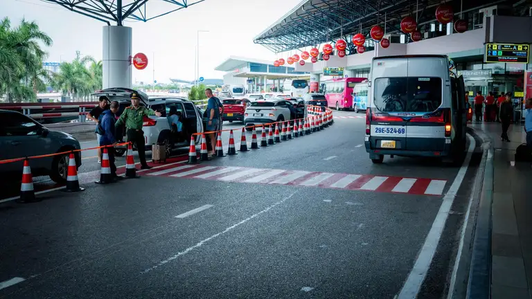 Xe du lịch, xe trên 9 chỗ được bố trí trả khách khu vực riêng. Ảnh: Phan Công