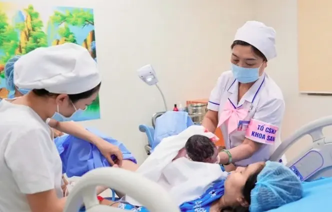 Từ ngày 1/7/2026, chế độ thai sản đối với trường hợp sinh con thứ hai của lao động nữ có nhiều điểm mới. Ảnh minh họa: TL