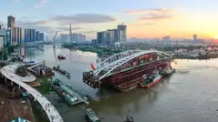 Vòm thép cầu đi bộ xoay 90 độ giữa sông Sài Gòn