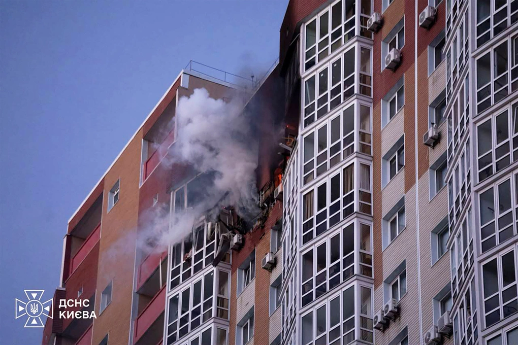 Tòa nhà ở thủ đô Kiev, Ukraine, bốc cháy sau một cuộc tập kích hôm 2/10. Ảnh: AFP