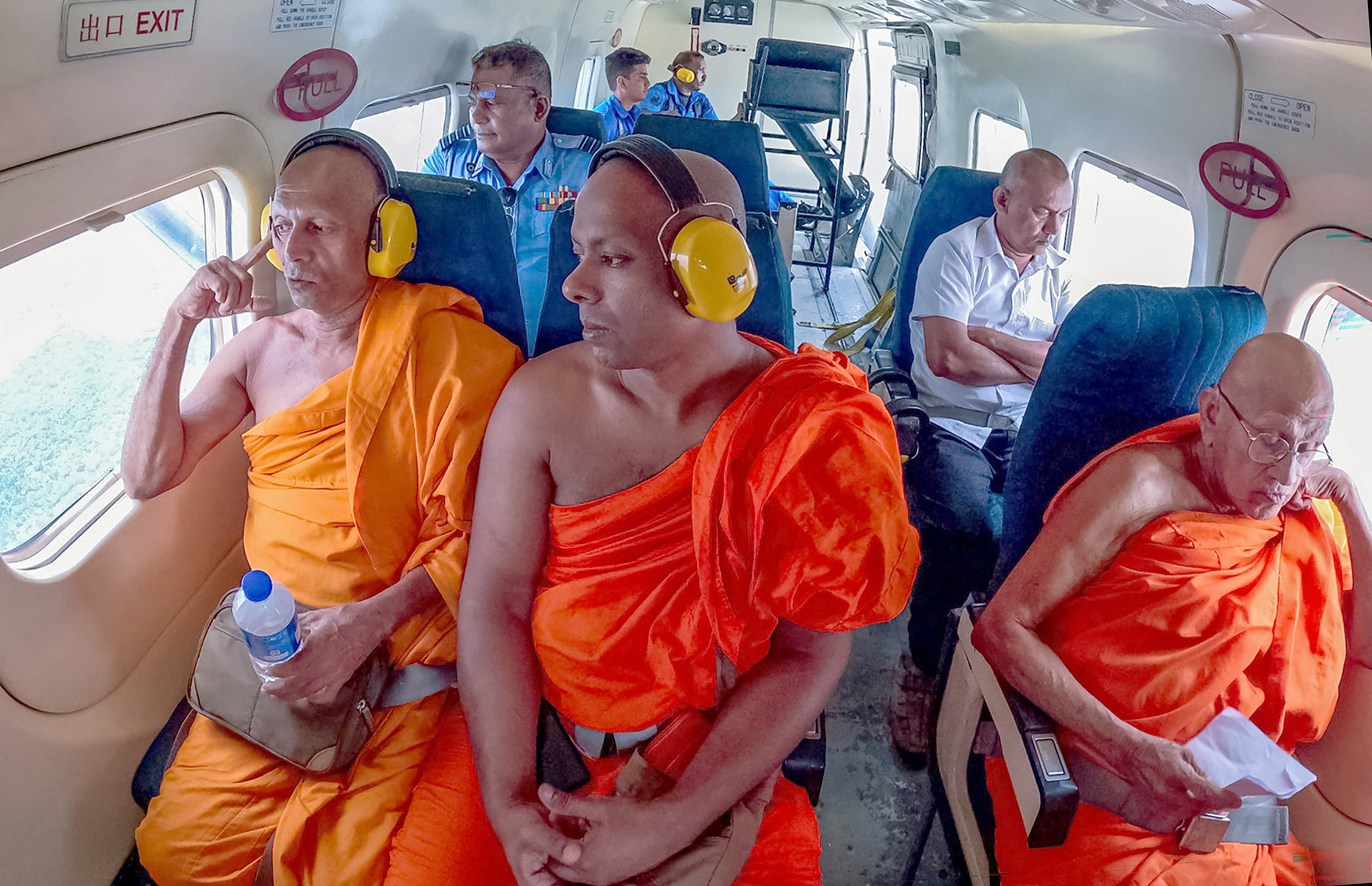 Các nhà sư Phật giáo tụng kinh trên máy bay Y-12 trong chuyến bay qua những khu vực bị hạn hán ở Sri Lanka để cầu mưa, ngày 20-9 - Ảnh: Không quân Sri Lanka