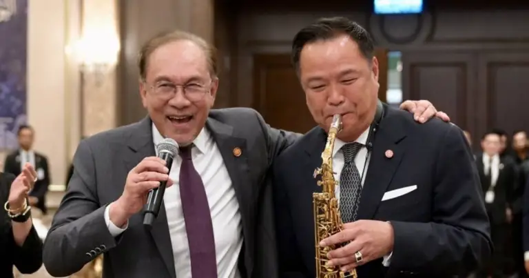 Thủ tướng Thái Lan Anutin Charnvirakul thổi kèn saxophone trong chuyến thăm Malaysia