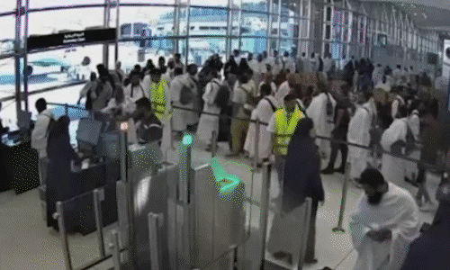 Khoảnh khắc sân bay Arab Saudi trúng đòn tập kích của Houthi