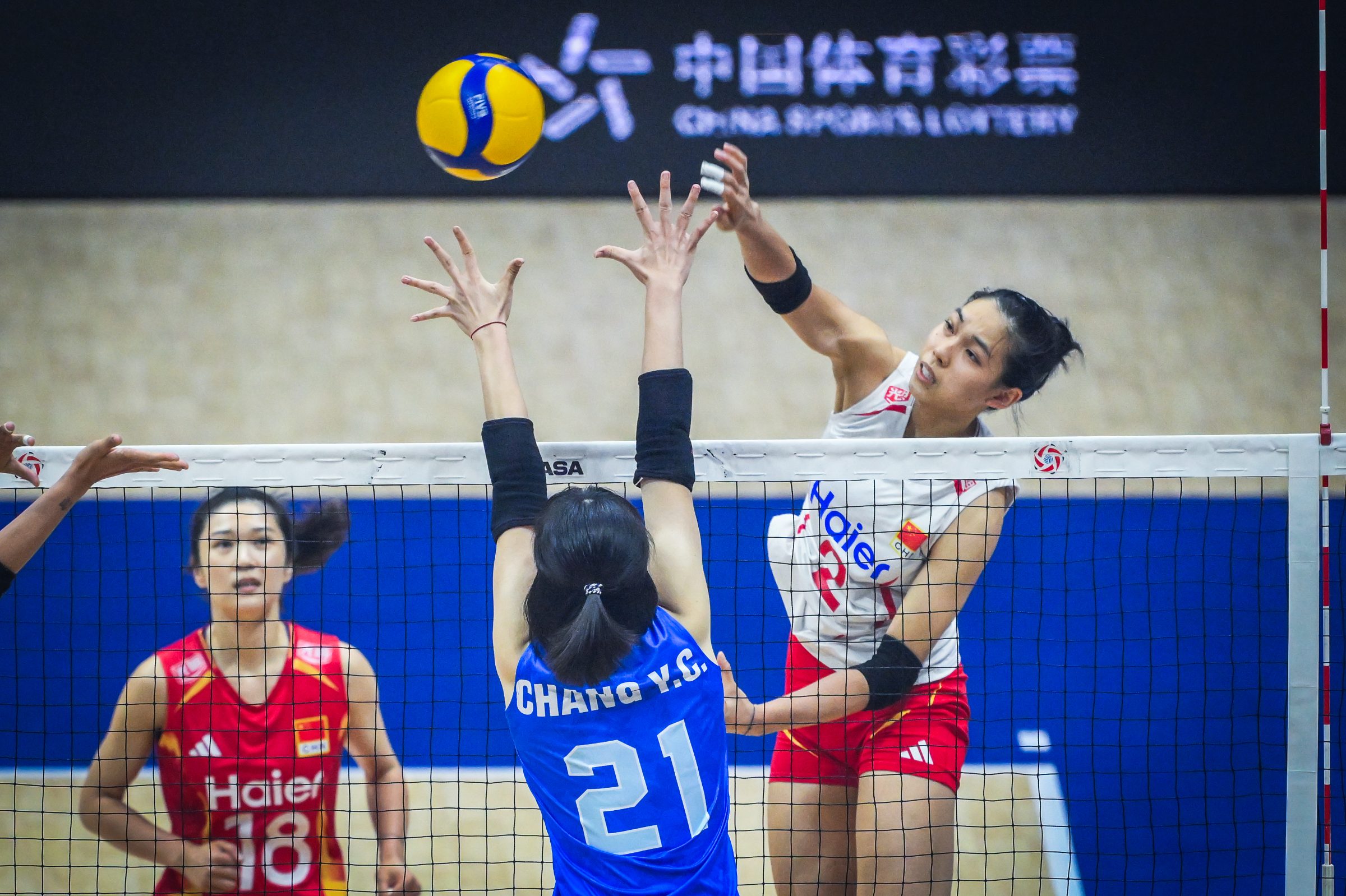 Trung Quốc (áo trắng) có năng lực rất cao - Ảnh: AVC