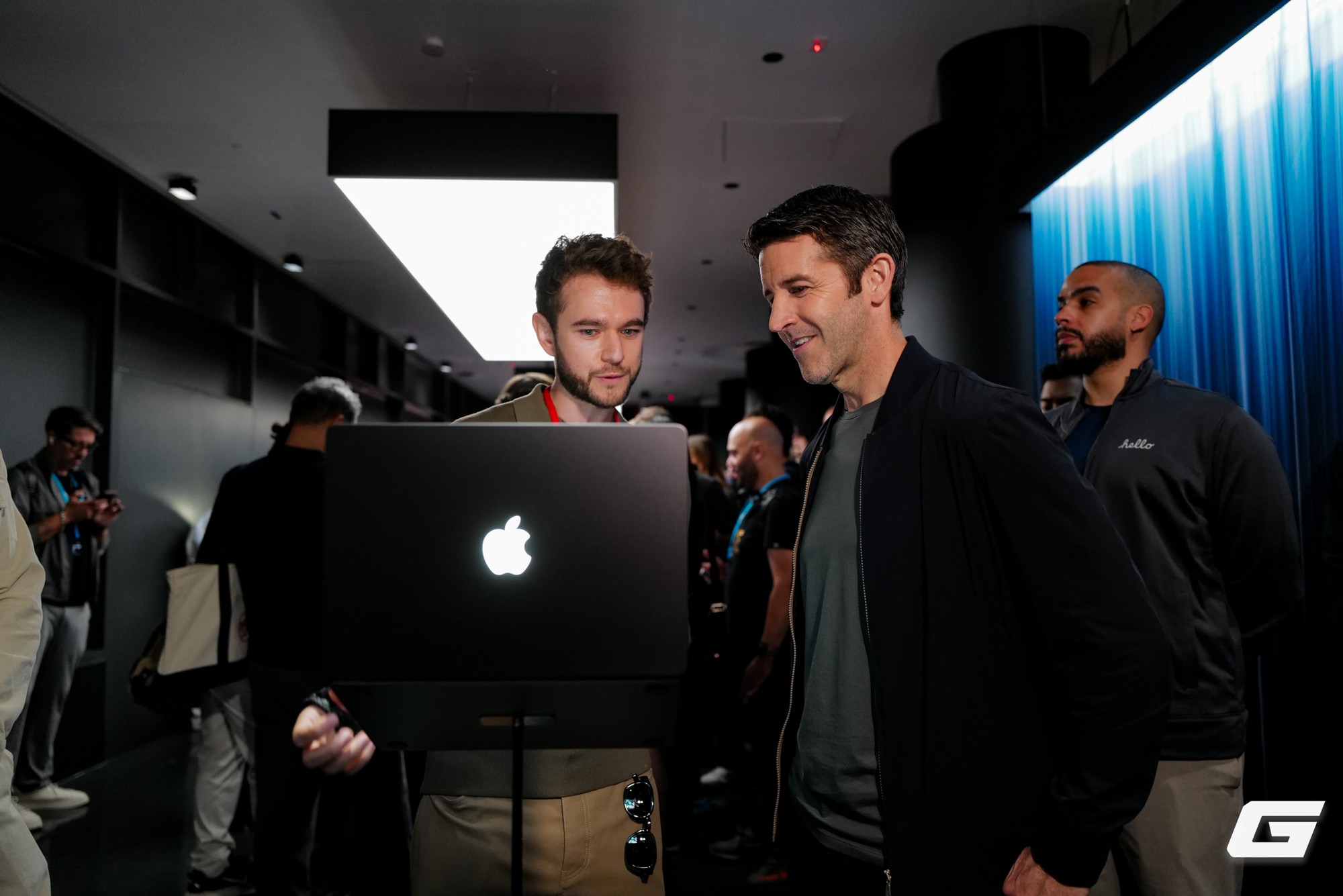 CEO Apple John Ternus tại sự kiện ra mắt MacBook Pro mới.