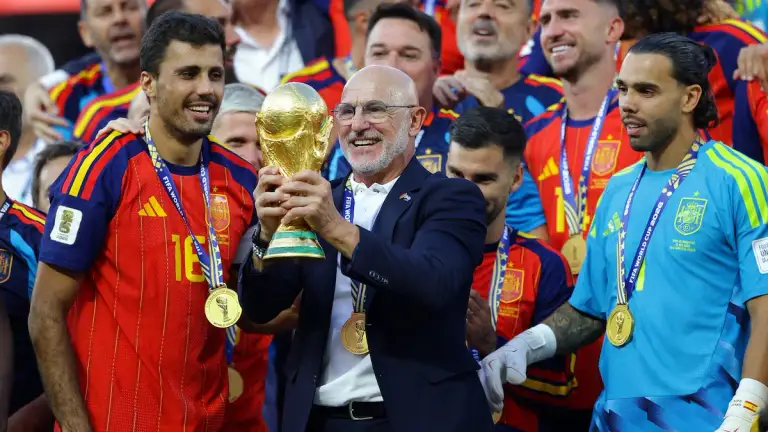 HLV Luis de la Fuente nâng cúp vàng thế giới sau trận chung kết Tây Ban Nha – Argentina ở chung kết World Cup 2026 trên sân MetLife, New Jersey, Mỹ ngày 19/7/2026. Ảnh: El Pais