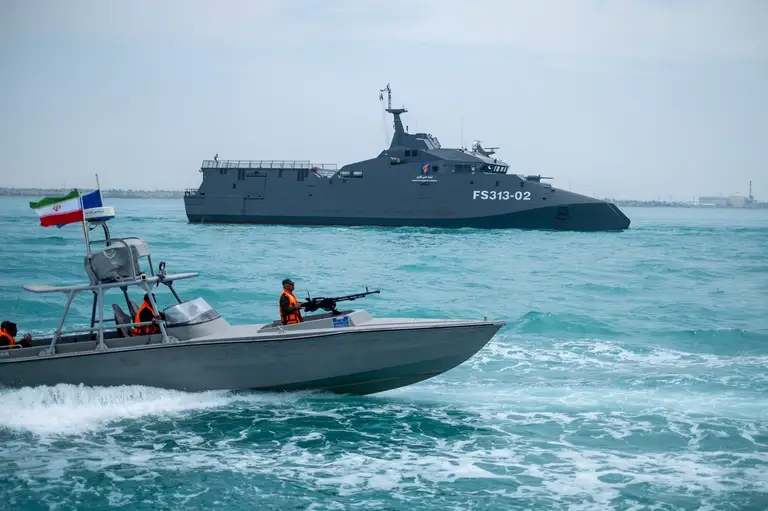Các tàu thuộc Hải quân Vệ binh Cách mạng Hồi giáo Iran (IRGC) hoạt động trên Vịnh Ba Tư hồi tháng 4 - Ảnh: NEW YORK TIMES
