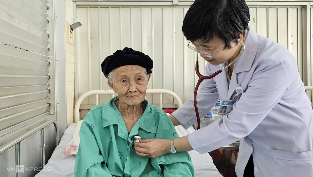 TS.BS Trần Lê Uyên Phương khám cho cụ Bóng sáng 24/9. Ảnh: Lê Phương