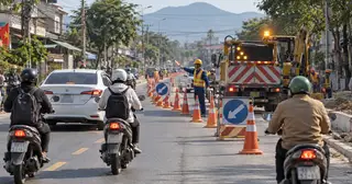 Xe công trình bật đèn vàng nhấp nháy có phải xe ưu tiên, buộc phải nhường đường?