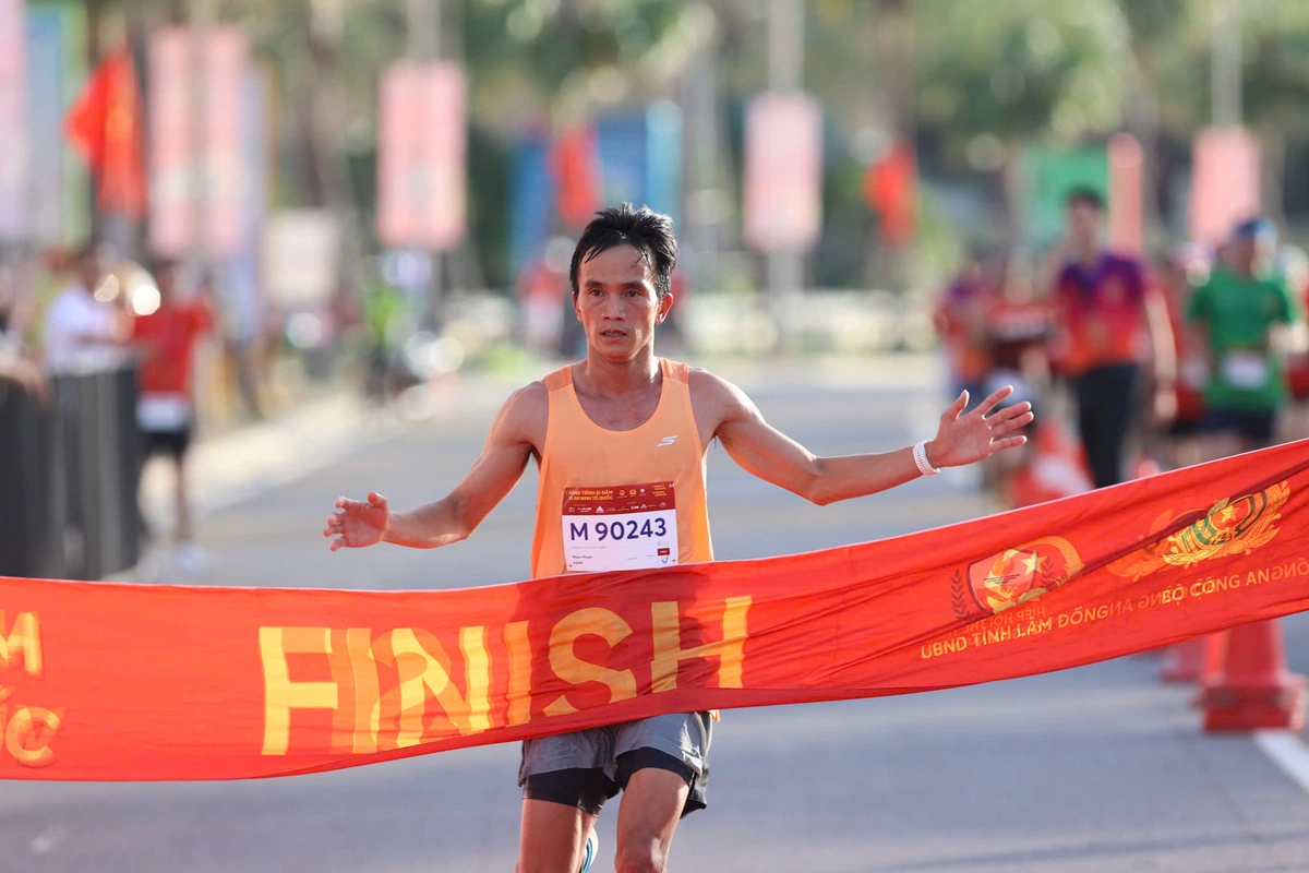 Phạm Ngọc Phan phá băng vô địch 42km nam. Ảnh: Quỳnh Trần
