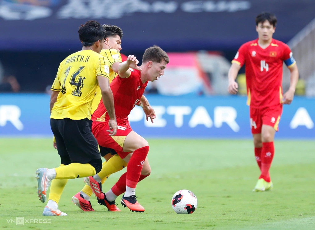 Tiền đạo Williams Minh Hoàng (áo đỏ trái) thi đấu trong trận thua Malaysia 0-1 ở trận tranh giải Ba FIFA ASEAN Cup 2026 trên sân Gelora Bung Karno, Jakarta, Indonesia ngày 5/10/2026. Ảnh: Hai Tư