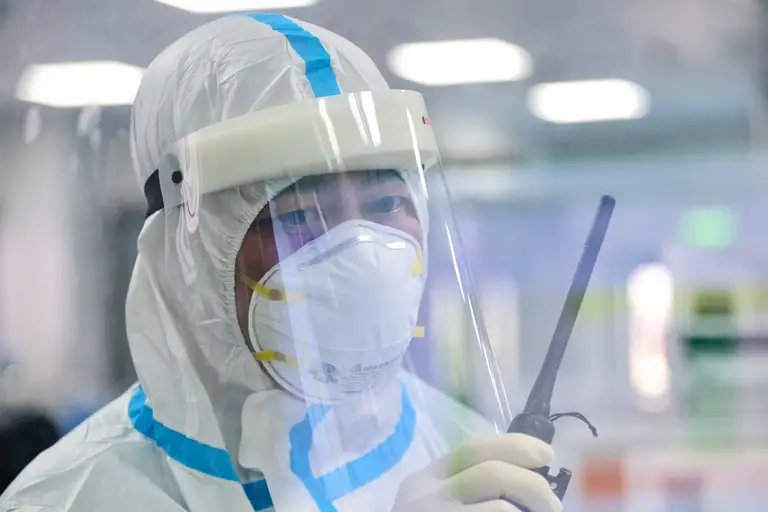 Bác sĩ điều trị cho bệnh nhân COVID-19 năm 2021 - Ảnh: NAM TRẦN