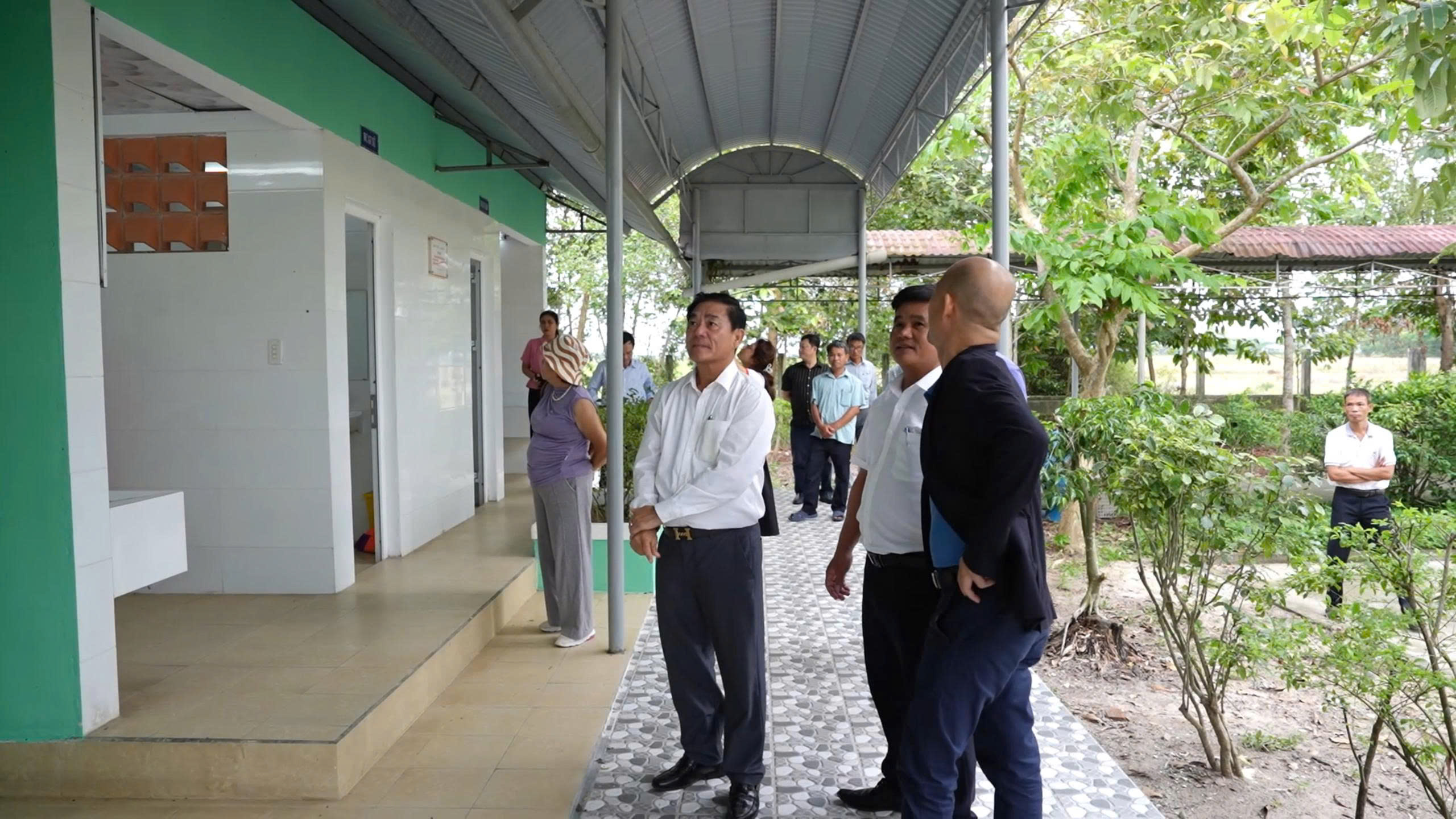 Ông Nguyễn Thuận, Phó chủ tịch HĐQT Kim Oanh Group, Chủ tịch danh dự Quỹ Khởi Sự Từ Tâm (hàng đầu, bên trái) bàn giao công trình nhà vệ sinh cho Trường tiểu học - THCS Nguyễn Đình Anh