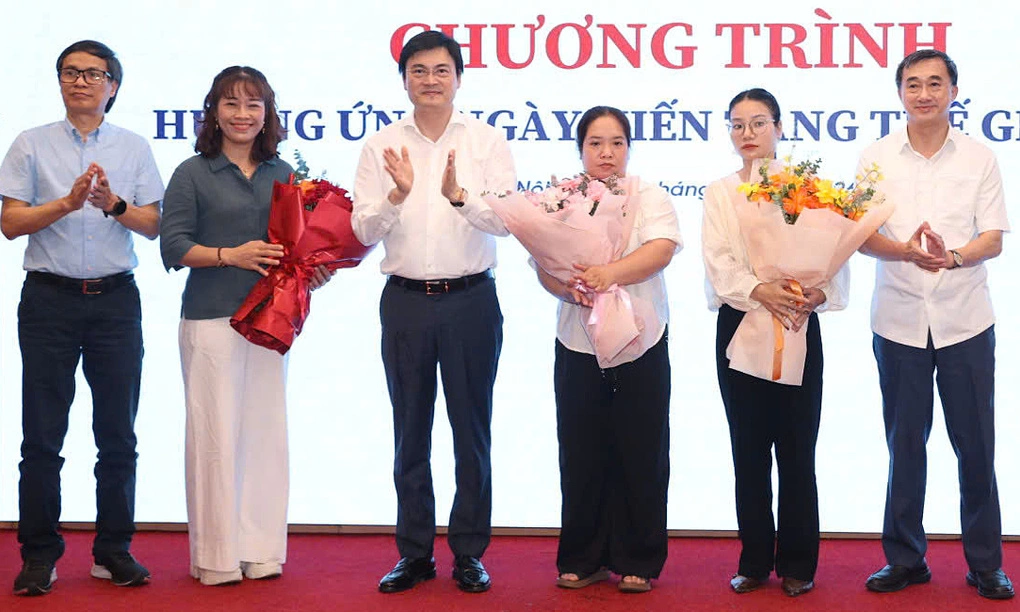 Lãnh đạo ngành y tế tặng hoa tri ân gia đình người hiến tạng. Ảnh: Anh Hiếu