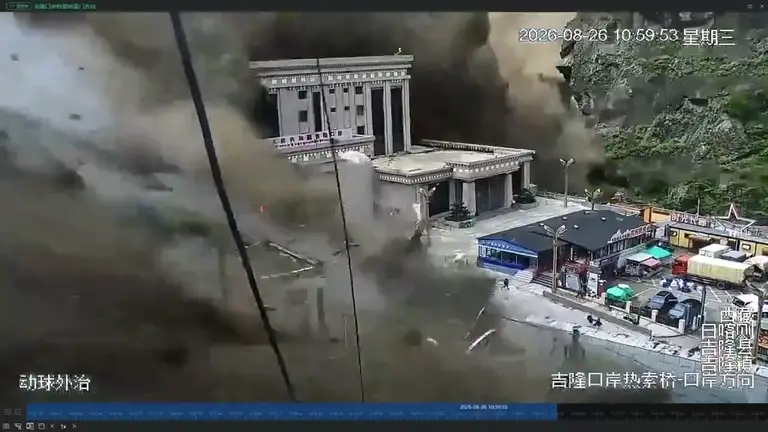 Lũ quét kinh hoàng ở biên giới Nepal - Trung Quốc - Ảnh cắt từ clip