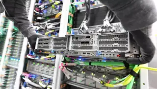 Amazon mua GPU AI trị giá hàng tỷ USD rồi để trong kho vì chưa có điện để bật - Ảnh 3.