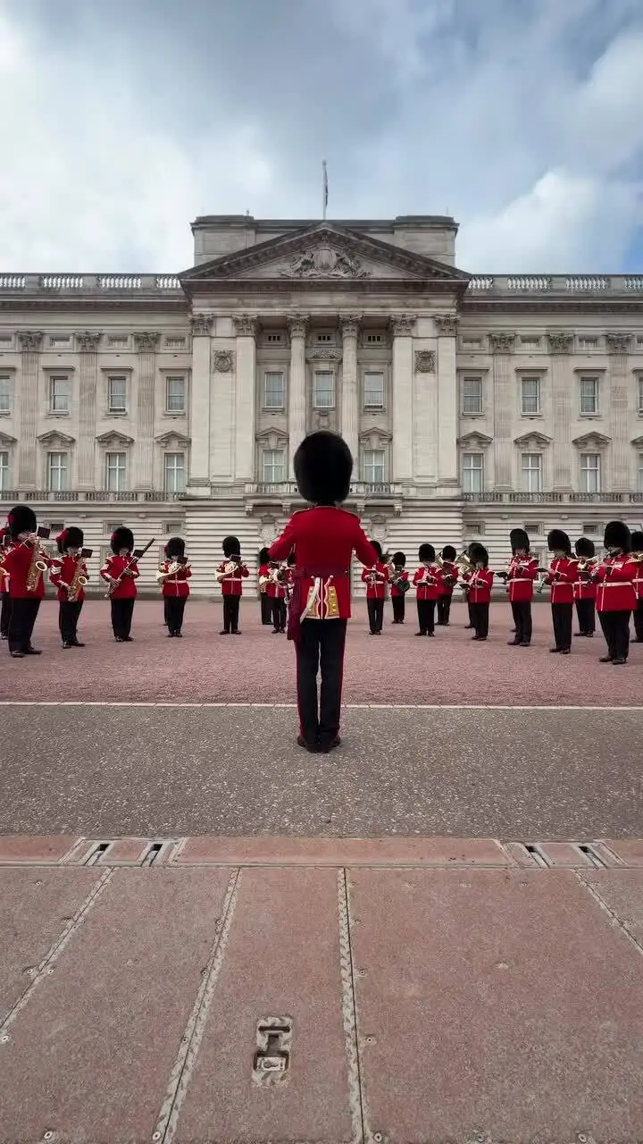 Dàn nhạc Coldstream Guards thể hiện ca khúc "9 to 5" của Dolly Parton. Video: Instagram The Royal Family