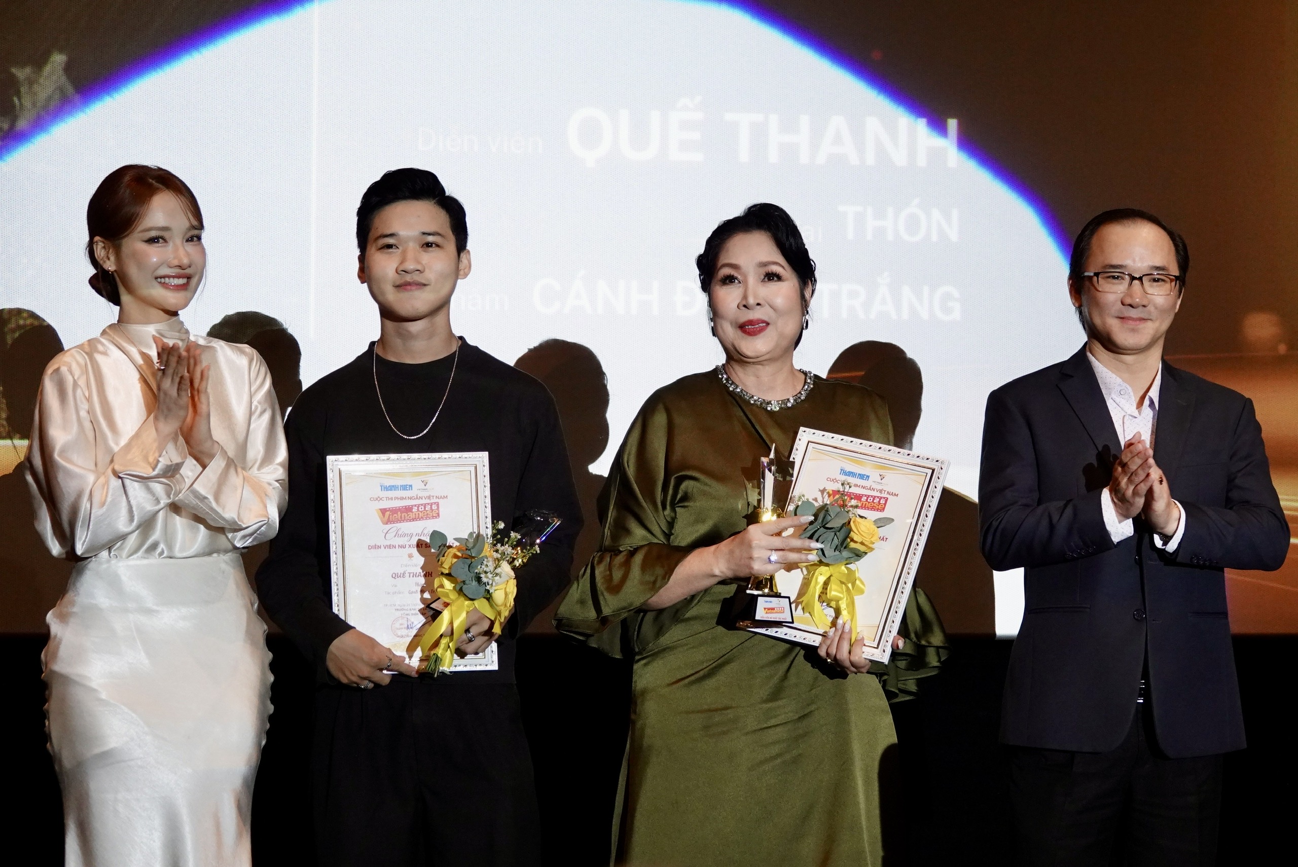 NSND Hồng Vân (vai bà Vỹ trong phim Người nuôi diều) và diễn viên Quế Thanh (đạo diễn phim Cánh đồng trắng Huỳnh Thắng Lợi nhận thay) đạt giải Nữ diễn viên xuất sắc nhất - Ảnh: T.T.D.