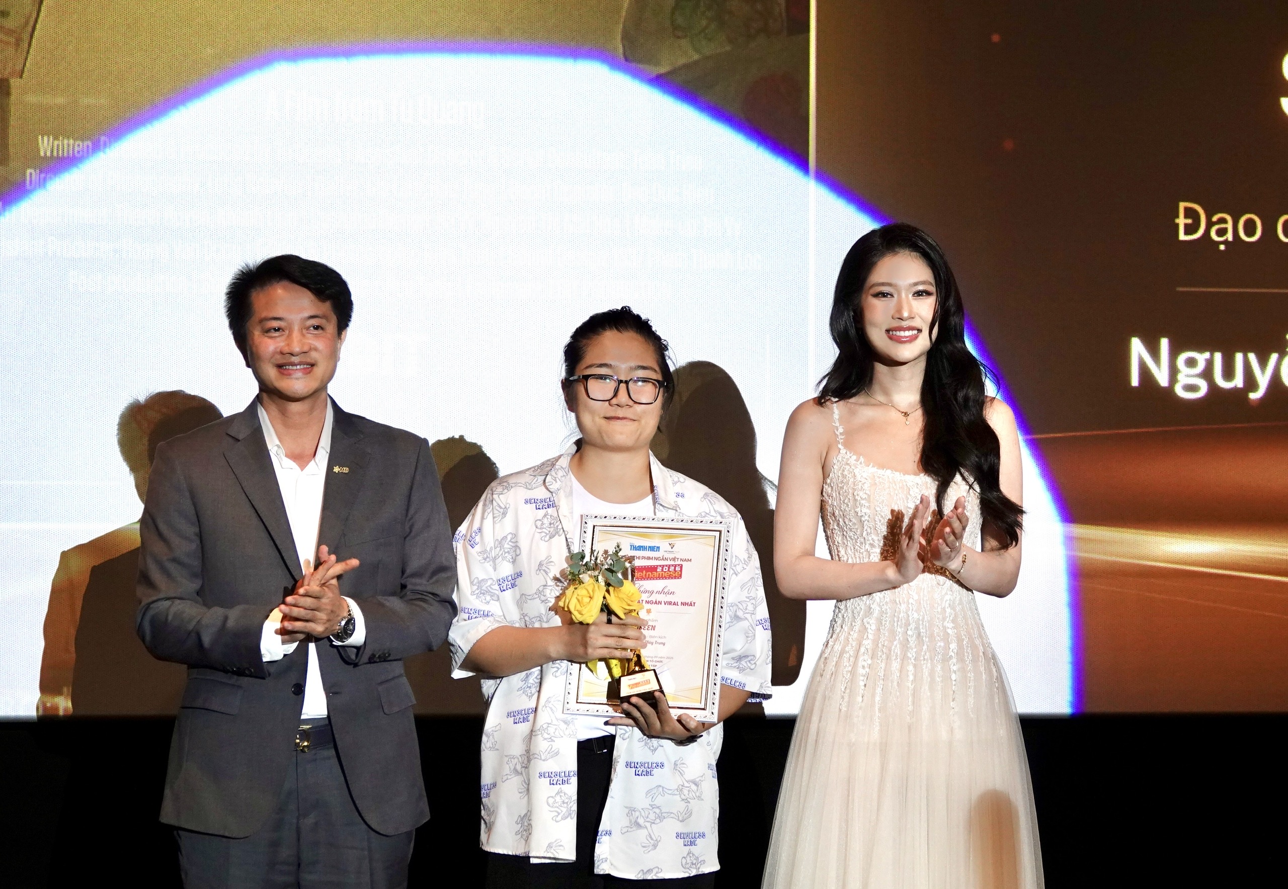Đạo diễn, biên kịch phim Seen Nguyễn Thùy Trang được trao giải phim rất ngắn viral nhất - Ảnh: T.T.D.