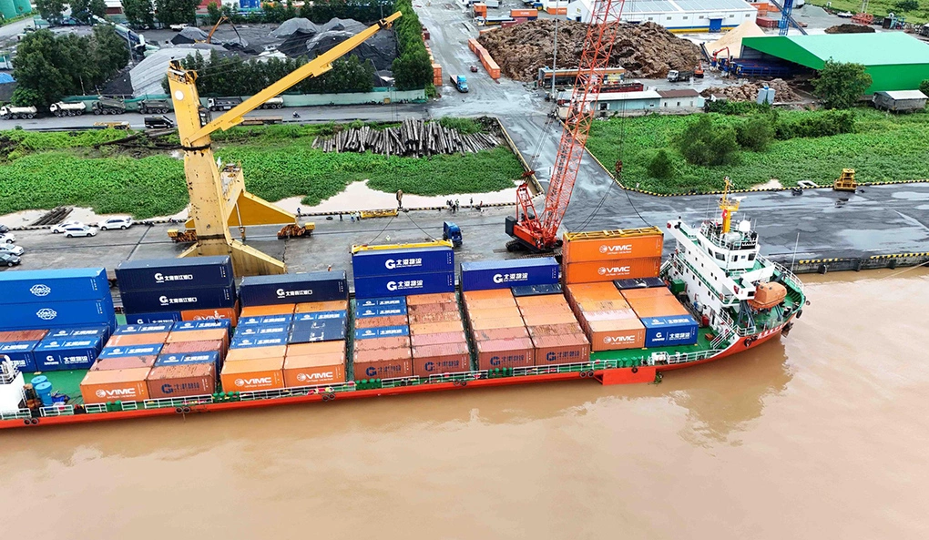 Chuyến tàu container đầu tiên từ cảng Nam Ninh (tỉnh Quảng Tây, Trung Quốc) về đến cảng Cần Thơ ngày 24/9. Ảnh: Trung Phạm