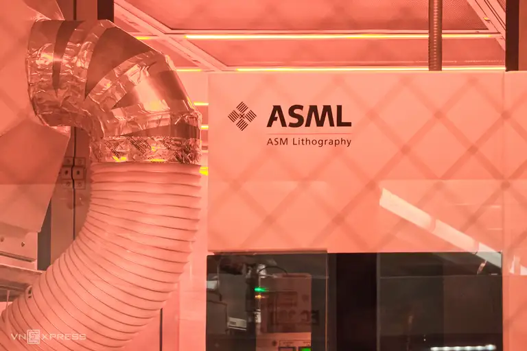 Máy quang khắc ASML dùng để sản xuất chip tại phòng thí nghiệm Microdevices Laboratory tại California, Mỹ, tháng 9/2026. Ảnh: Lưu Quý