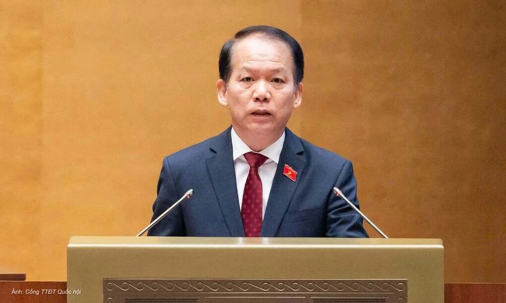 Bộ trưởng Tư pháp Hoàng Thanh Tùng đọc tờ trình Quốc hội dự thảo Luật Đất đai (sửa đổi), sáng 22/10. Ảnh: Cổng thông tin điện tử Quốc hội