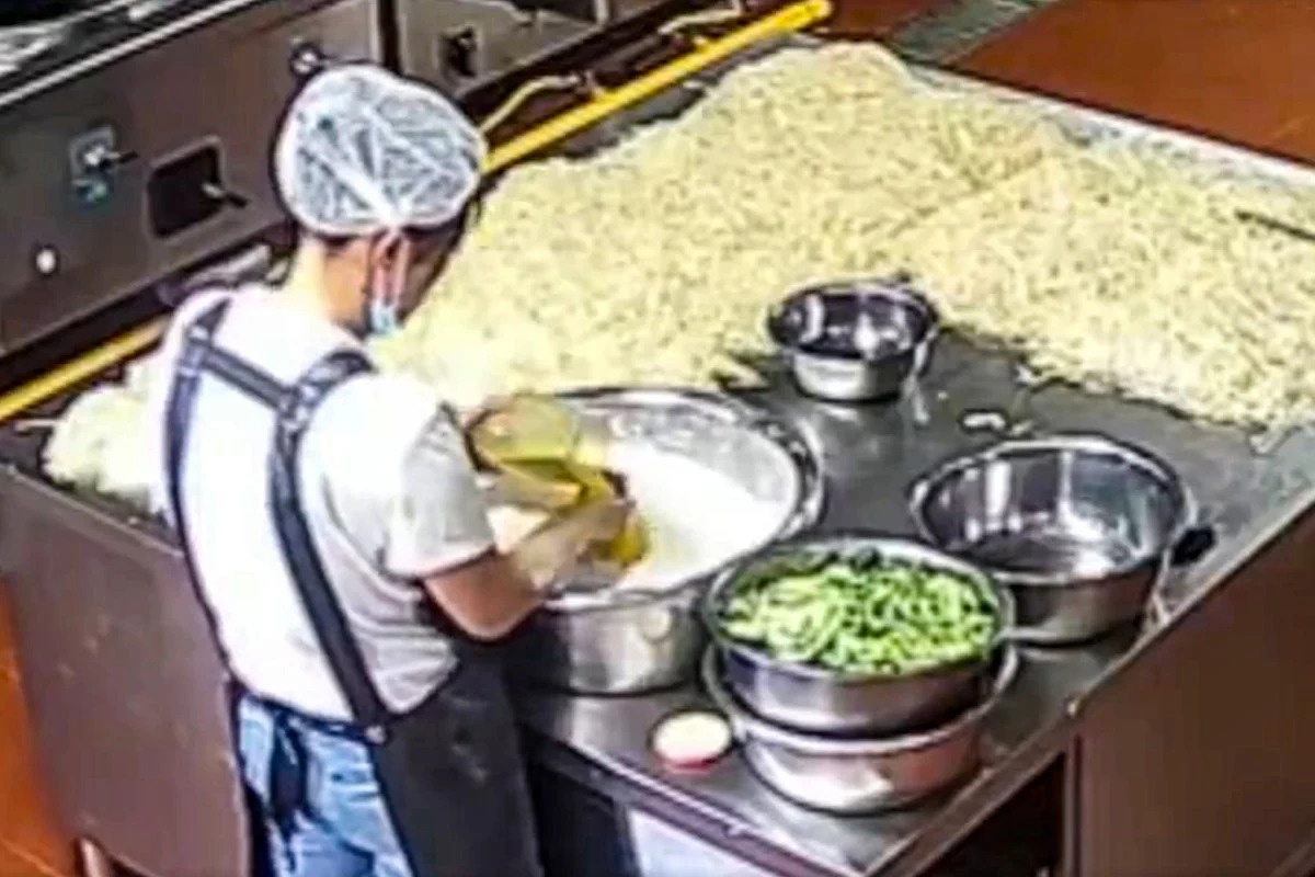 Sơn chứa chì đã được thêm vào thức ăn tại trường mầm non nhằm giúp món ăn trông bắt mắt hơn - Ảnh: SCMP