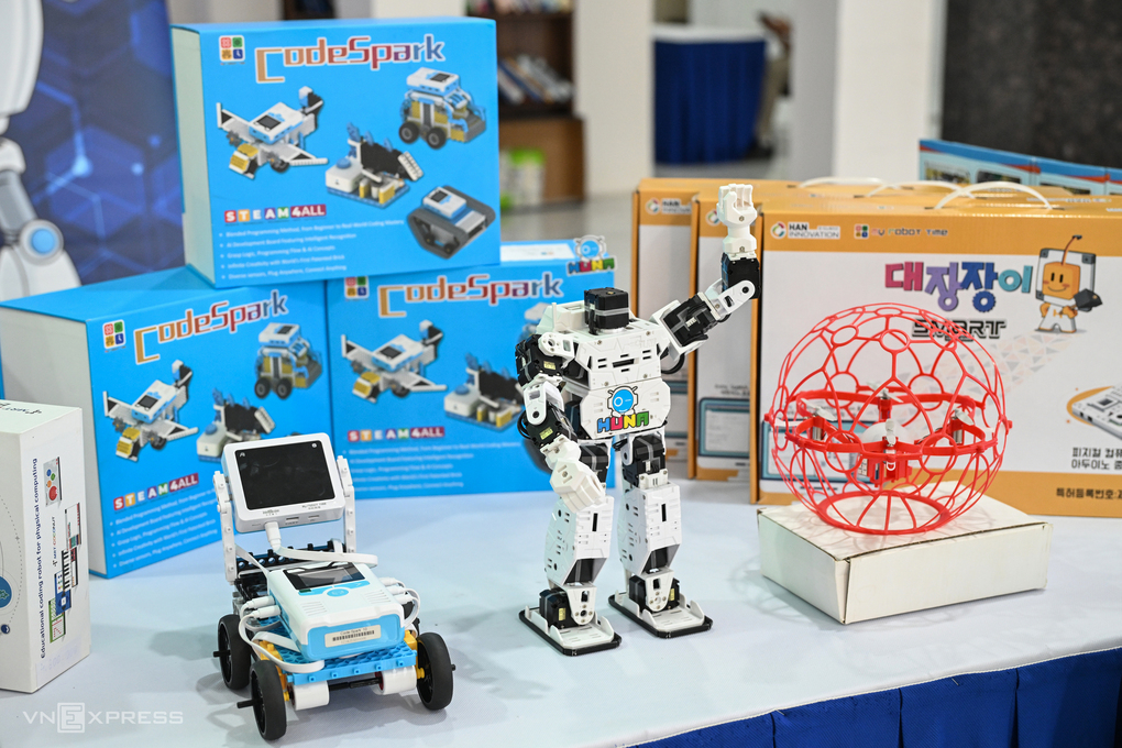 Một số sản phẩm trưng bày tại sàn khoa học và công nghệ Techmart hồi tháng 2. Ảnh: Giang Huy