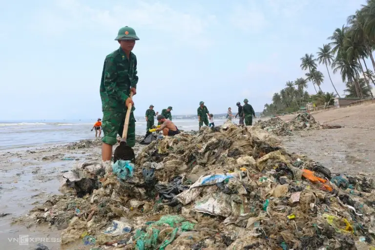 Cán bộ chiến sĩ Đồn Biên phòng Mũi Né tham gia dọn rác trên bãi Rạng, ngày 19/9. Ảnh: Việt Quốc