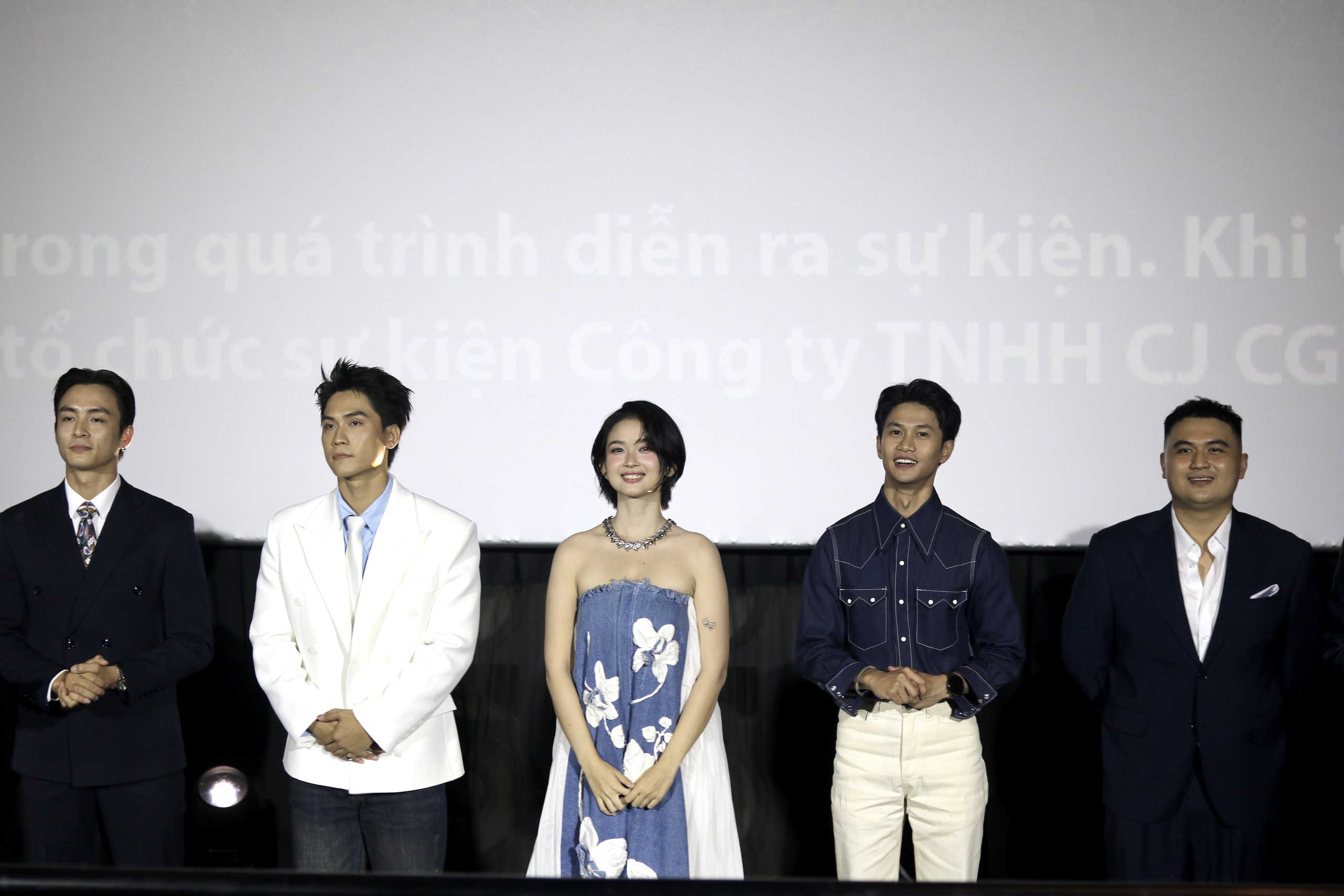 Dàn diễn viên Bò sữa bay trong showcase ra mắt phim - Ảnh: LAN HƯƠNG