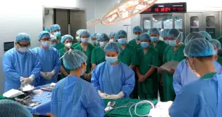 Xúc động hình ảnh y bác sĩ tiễn biệt đồng nghiệp chết não trước giờ hiến tạng