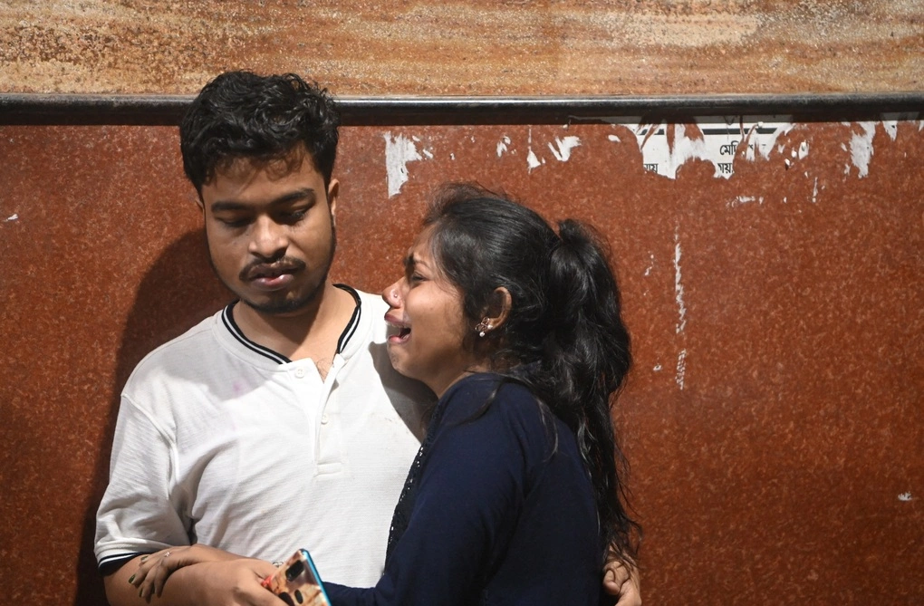 Người thân của các nạn nhân bên ngoài khu cấp cứu của bệnh viện ở Kolkata hôm 17/10. Ảnh: AFP