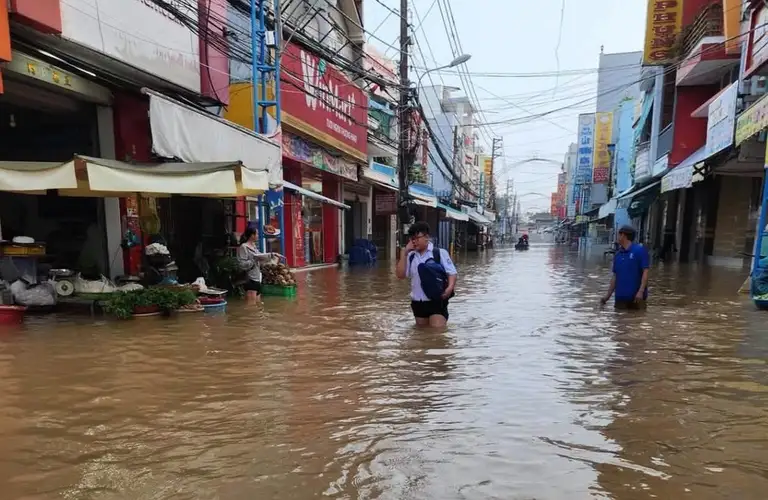 Học sinh lội nước ngập đến trường khi triều cường vượt báo động 3 ở Cần Thơ, sáng 28/9. Ảnh: Minh Bằng